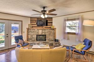 Quaint Maggie Valley Cabin with Mountain Views!