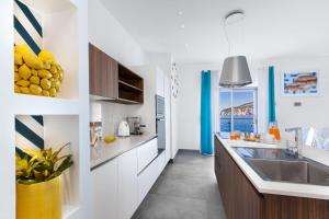 Kuchyňa alebo kuchynka v ubytovaní Amore Rentals - Villa del Maggiore