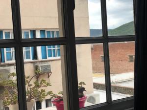 una ventana con vista a un edificio en Belgrano 10, en Salta