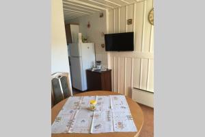 TV a/nebo společenská místnost v ubytování Apartman Knezovic