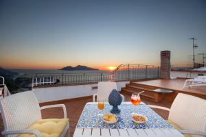 Nápoje v ubytovaní Il Sogno di Lina Sorrento Coast Capri View