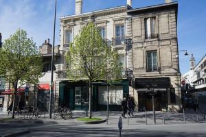 - un bâtiment dans une rue où les gens marchent devant dans l'établissement Appartement Bordeaux Centre Historique, à Bordeaux