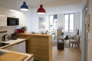 Cet appartement comprend une cuisine ouverte et un salon. dans l'établissement Centre historique - Le Maubec, à Bordeaux