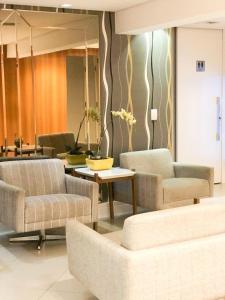 um lobby com dois sofás e uma mesa num quarto em Millian Hotel em Jundiaí