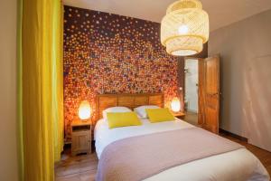 ein Schlafzimmer mit einem großen Bett mit gelben Kissen in der Unterkunft Appartement Luxe - La Devise in Bordeaux