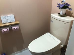 ein Badezimmer mit einem WC mit Blumen darüber in der Unterkunft Kamogawa - House - Vacation STAY 9979 in Kamogawa