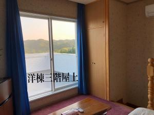 Zimmer mit einem Fenster und Blick auf einen Balkon. in der Unterkunft Kamogawa - House - Vacation STAY 9979 in Kamogawa