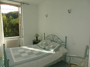 Un pat sau paturi într-o cameră la Auberg'IN !