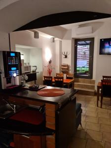 Televízia a/alebo spoločenská miestnosť v ubytovaní AMBER APARTAMENt 11