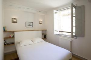 En eller flere senge i et værelse på Centre Historique - Tour du Pin 2