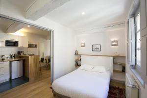 ボルドーにあるCentre Historique - Tour du Pin 2のベッドルーム(白いベッド1台付)、キッチン