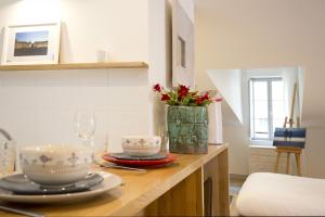 - un comptoir de cuisine avec deux tasses et des assiettes dans l'établissement Centre Historique - Tour du Pin 3, à Bordeaux
