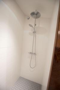 La salle de bains est pourvue d'une douche avec un pommeau de douche. dans l'établissement Centre Historique - Tour du Pin 3, à Bordeaux