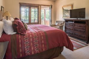 Katil atau katil-katil dalam bilik di Spanish Peaks Cabin Lakeside Vista
