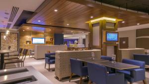 En restaurang eller annat matställe på Holiday Inn Express & Suites Miami Airport East, an IHG Hotel