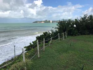 une clôture sur le côté d'une plage dans l'établissement Atlântico Flat beira-mar, à Natal
