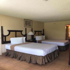 Altamonte Springs Hotel and Suites tesisinde bir odada yatak veya yataklar