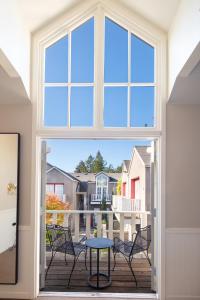 una ventana con vistas a un patio con mesa y sillas en Hotel La Rose, en Santa Rosa
