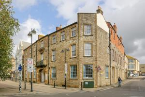 an old brick building on a city street at Becket apartment in Yeovil