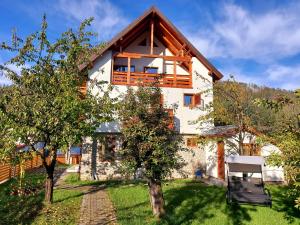 Galeriebild der Unterkunft Modern mountain village chalet in Carpathians in Lereşti