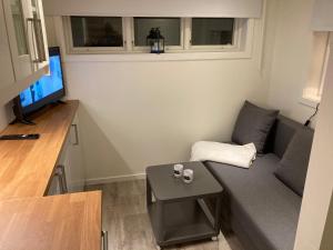 ein kleines Wohnzimmer mit einem Sofa und einem Tisch in der Unterkunft Smeakallesbod in Tvååker