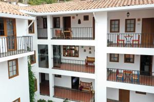 um grupo de edifícios de apartamentos com varandas em Atoq San Blas Hotel em Cusco