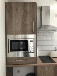 a kitchen with a microwave on a counter at Lancaster Studio Apartments in Leicester