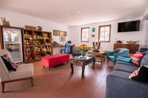 uma sala de estar com um sofá, cadeiras e uma mesa em Atoq San Blas Hotel em Cusco