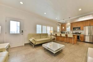 Gallery image of 1000#1 Contemporary Home w/ Parking, Grill, & AC! in Newport Beach