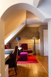 uma sala de estar com uma escada com um tapete vermelho em B&B Bertem Natuur em Lovaina