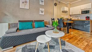 希维拉杜夫-兹德鲁伊Apartament Spokojny Holiday Mountain Residence - 5D Apartamenty的客厅配有沙发和桌子 更多7张照片