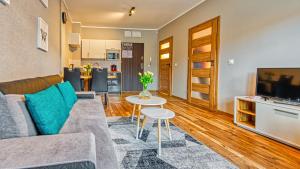 希维拉杜夫-兹德鲁伊Apartament Spokojny Holiday Mountain Residence - 5D Apartamenty的客厅里有一张沙发和一张桌子。