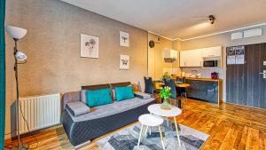 希维拉杜夫-兹德鲁伊Apartament Spokojny Holiday Mountain Residence - 5D Apartamenty的客厅里有一张沙发和一张桌子。