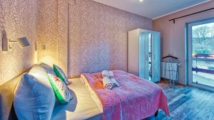 希维拉杜夫-兹德鲁伊Apartament Spokojny Holiday Mountain Residence - 5D Apartamenty的卧室里有一张床，床上放着两条毛巾。