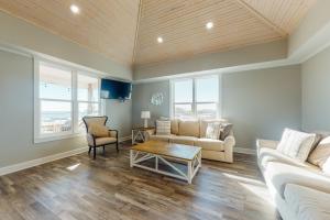 sala de estar con sofá y mesa en Picture Perfect en Dauphin Island