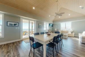 uma sala de jantar e sala de estar com mesa e cadeiras em Picture Perfect em Dauphin Island