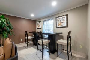 a dining room with a black table and stools at Red Roof Inn Dahlgren - Naval Base in Dahlgren