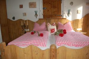 Łóżko lub łóżka w pokoju w obiekcie Hotel Schweizerhof