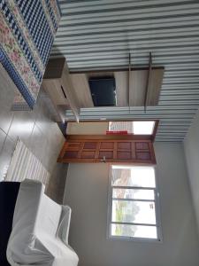 a small room with a kitchen with a window at Casa Nova Bertioga - SESC - Vista Linda - Riviera - Prainha Branca in Bertioga