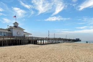 ein Pier mit einem Uhrturm am Strand in der Unterkunft 1000#4 Modern Beach Home, Steps from Sand w/AC! in Newport Beach