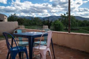a table and chairs on a patio with a view of mountains at Las Casitas de la Data in Gallegos