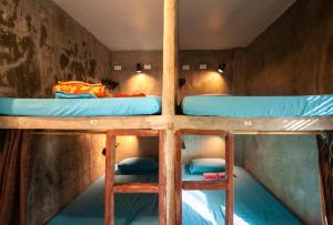 Rúm í herbergi á Sunlit Hostel