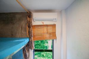 Rúm í herbergi á Sunlit Hostel