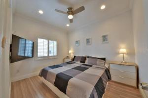 1 dormitorio con 1 cama y ventilador de techo en 1000#5 Premier Modern Home w View, Parking, and AC, en Newport Beach