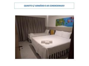 una camera d'albergo con due letti in una stanza di Apto Resort Olimpia a Olímpia Altre 39 foto