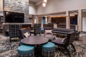 Residence Inn by Marriott Charlotte Steele Creek tesisinde lounge veya bar alanı