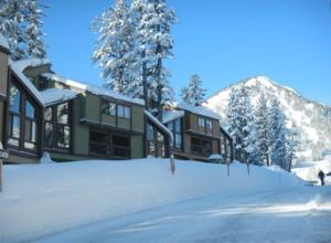 una casa en la nieve con árboles y montañas en Courchevel C # 9, en Mammoth Lakes