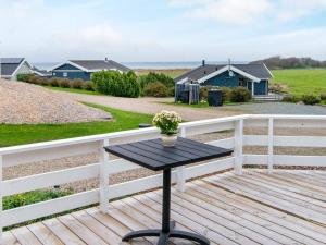 ノーポにある8 person holiday home in Nordborgの海の景色を望むデッキのテーブル