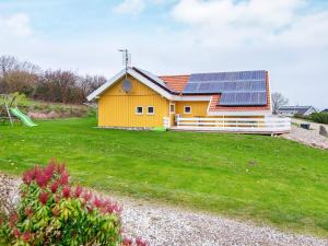 una casa con pannelli solari in cima a un cortile di 8 person holiday home in Nordborg a Nordborg