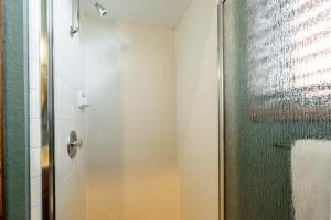 una ducha con puerta de cristal en un baño en Helios S # 5, en Mammoth Lakes 22 fotos más